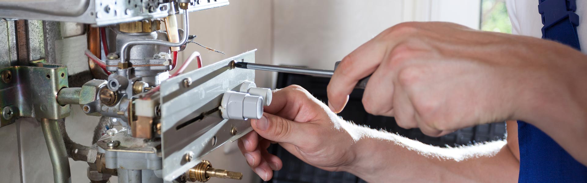 Vakkundige CV monteur aan het werk bij een ketel